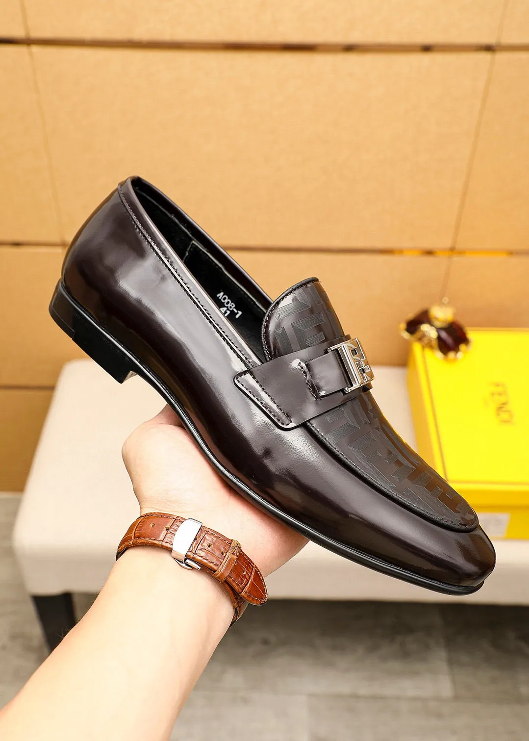 Men's shoes 💰442 💐 Product trademark: FENDI [Fendi] casual leather shoes Regular size: 38-44 (45🉑️customized) Product materials: Selected imported first-layer patent leather laser upper + luxury hardware buckle, imported cowhide leather lining. Strong three-dimensional visual effect, rubber outsole Color: 1⃣️color optional